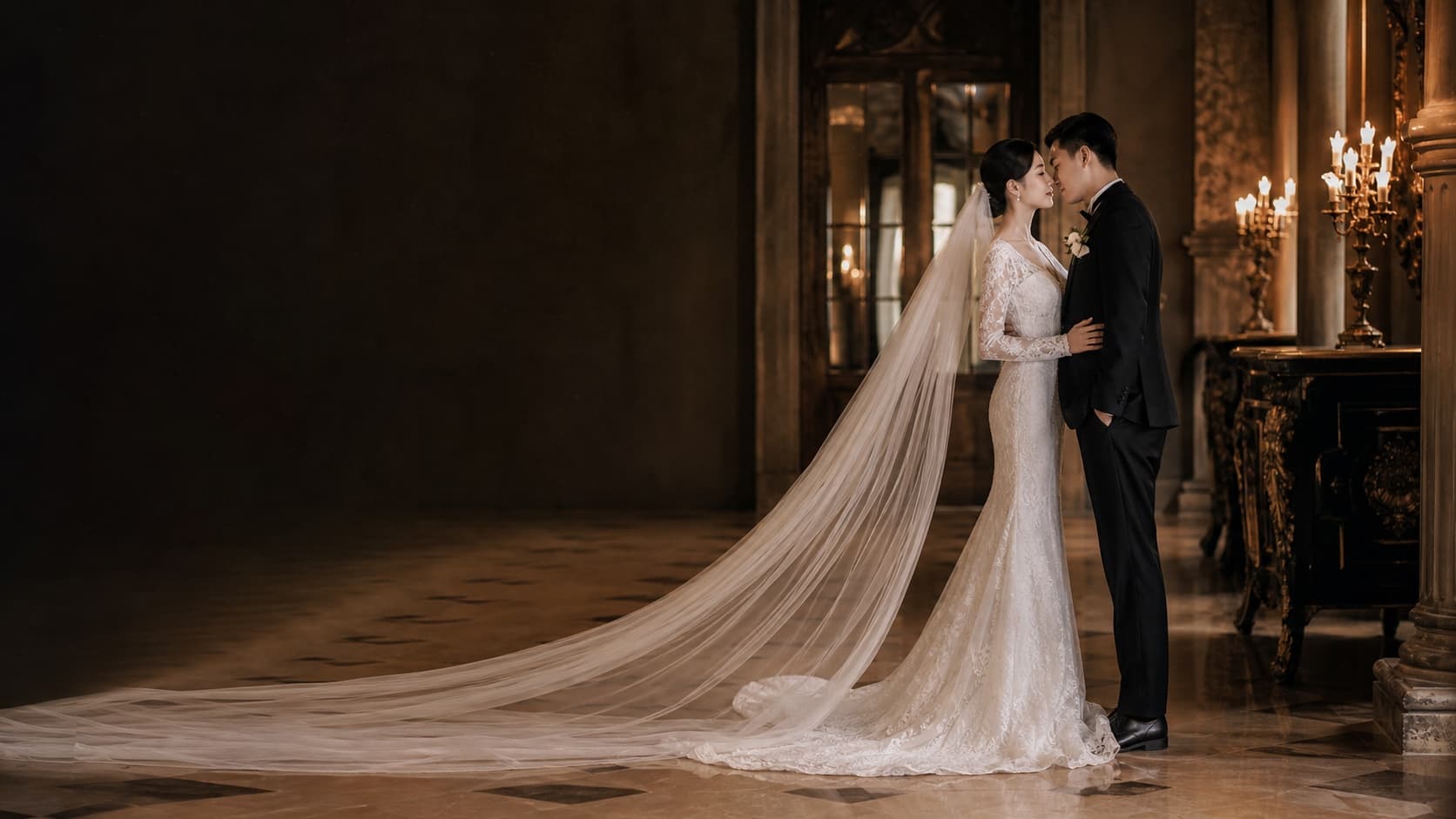 Cô dâu và chú rể trong không gian cổ điển dưới ánh nến ấm